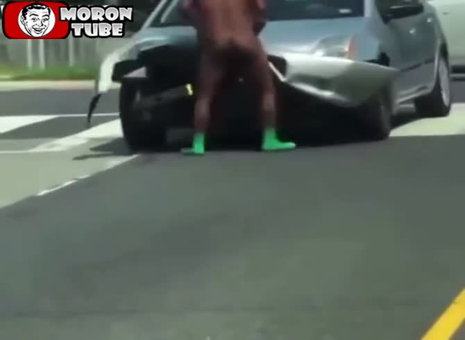 Video :The car's bumper is torn off by a nude man!